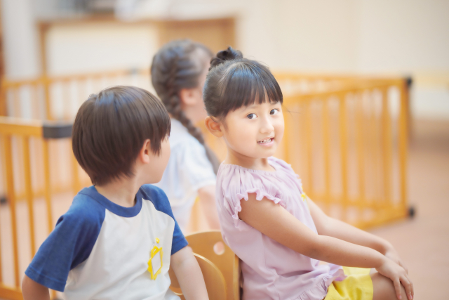 楽しく遊ぶ子供たち