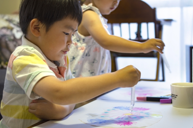 勉強を頑張る少年